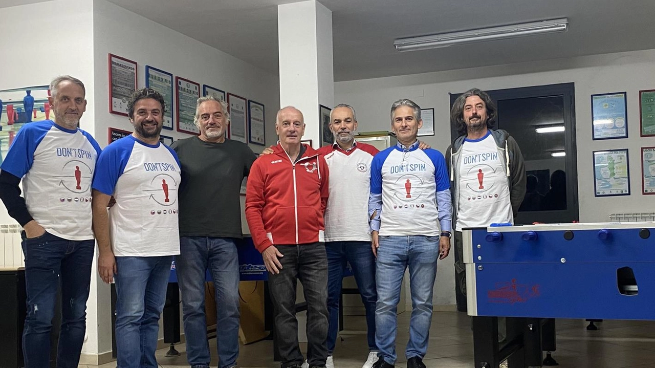Natale Tonini, secondo da sinistra, l’Asd Sport Toscana Calcio Balilla Odv e Coop ConVoi Onlus Natale Tonini, secondo da sinistra, l’Asd Sport Toscana Calcio Balilla Odv e Coop ConVoi Onlus