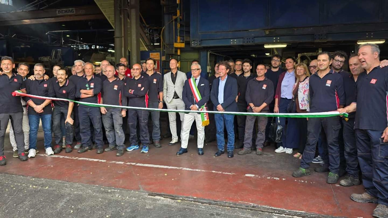 Il taglio del nastro del nuovo forno elettrico alla Rcr di Colle Val d’Elsa