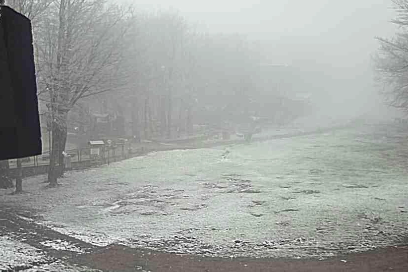 La neve in vetta all'Amiata nella giornata di mercoledì 17 aprile (Fonte: Rifugio Vetta)
