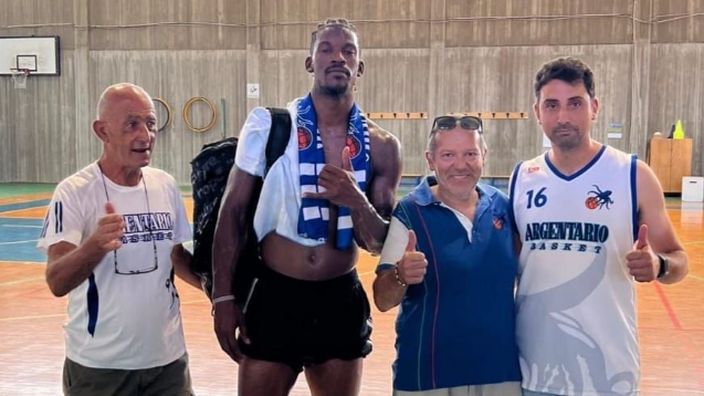 Jimmy Butler con i rappresentanti del basket locale dopo l'allenamento che ha svolto al palazzetto di Porto Santo Stefano Jimmy Butler con i rappresentanti del basket locale dopo l'allenamento che ha svolto al palazzetto di Porto Santo Stefano