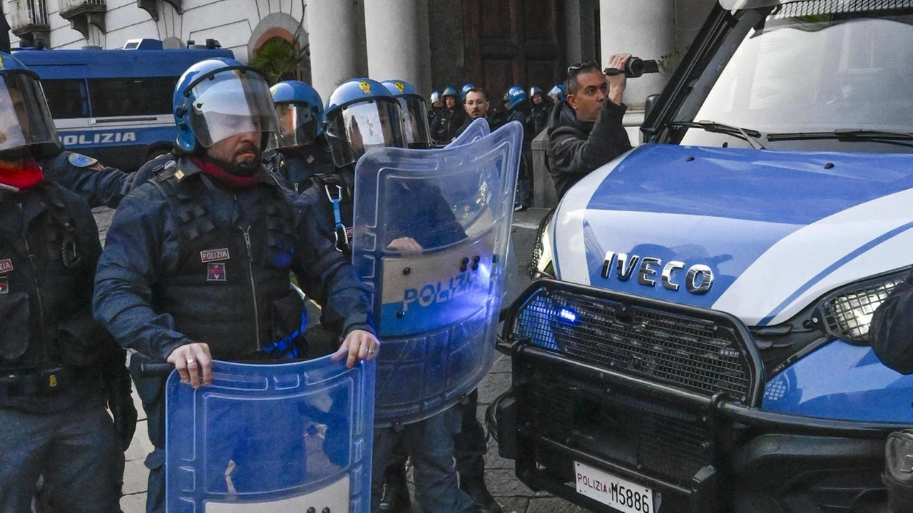 Sarà una giornata particolarmente impegnativa per gli uomini delle forze dell’ordine. In campo centinaia di poliziotti, carabinieri, finanzieri e agenti della polizia locale Sarà una giornata particolarmente impegnativa per gli uomini delle forze dell’ordine. In campo centinaia di poliziotti, carabinieri, finanzieri e agenti della polizia locale