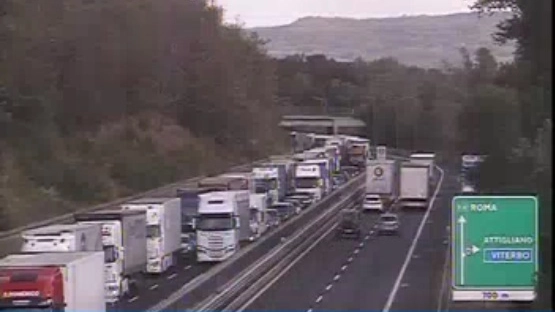 La lunga coda sulla A1 in direzione Firenze La lunga coda sulla A1 in direzione Firenze