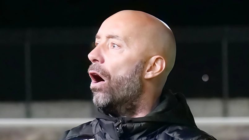 L'Arezzo affronta la capolista Virtus Entella, con promozione e playoff in palio. Rotazioni in campo per Bucchi.