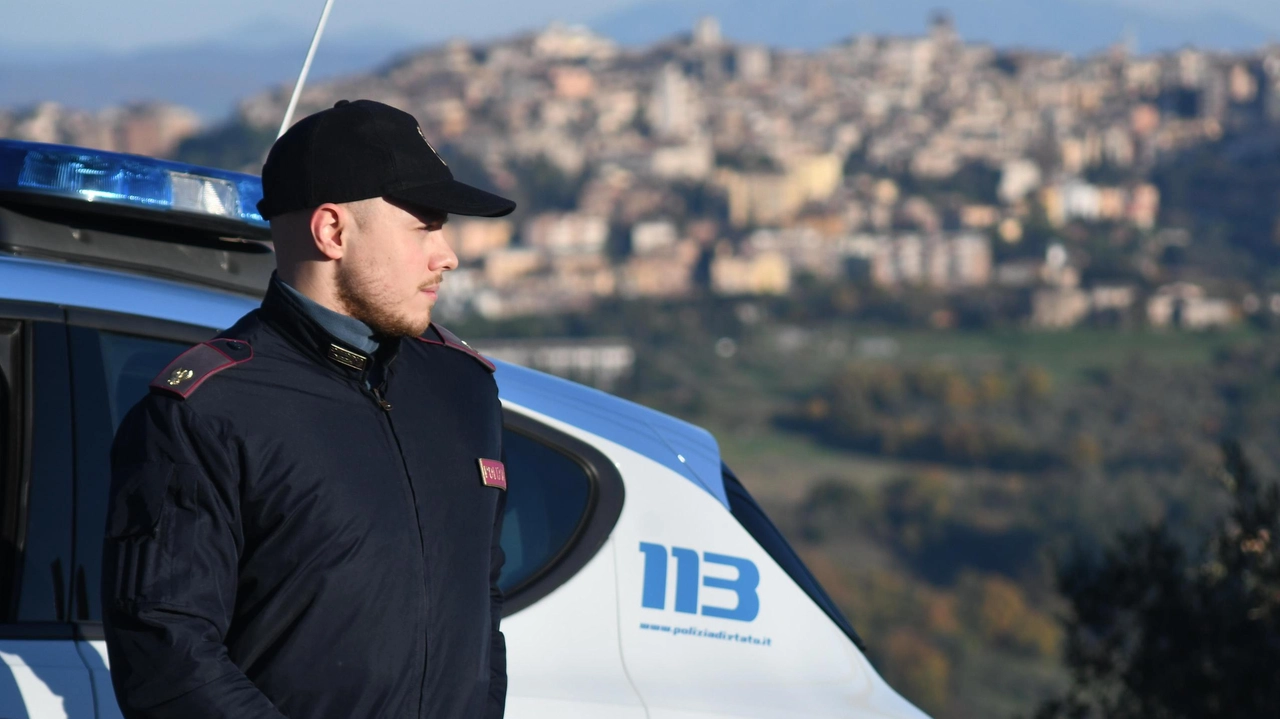La donna è stata fermata dagli agenti di polizia attirati dalle sue grida mentre erano impegnati in controlli di routine sul territorio