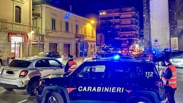 Un posto di blocco dei carabinieri della compagnia di Montecatini in piazza Gramsci di fronte alla stazione Un posto di blocco dei carabinieri della compagnia di Montecatini in piazza Gramsci di fronte alla stazione