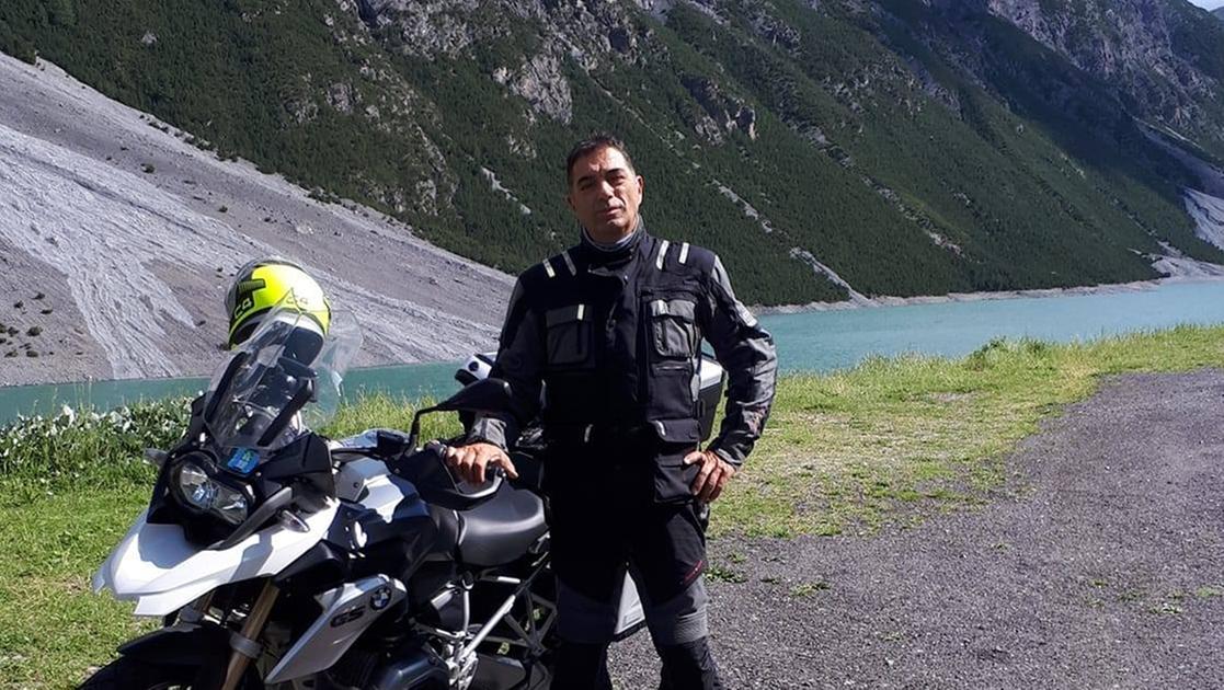 Noto venditore di auto muore in un incidente stradale: ferita anche la moglie