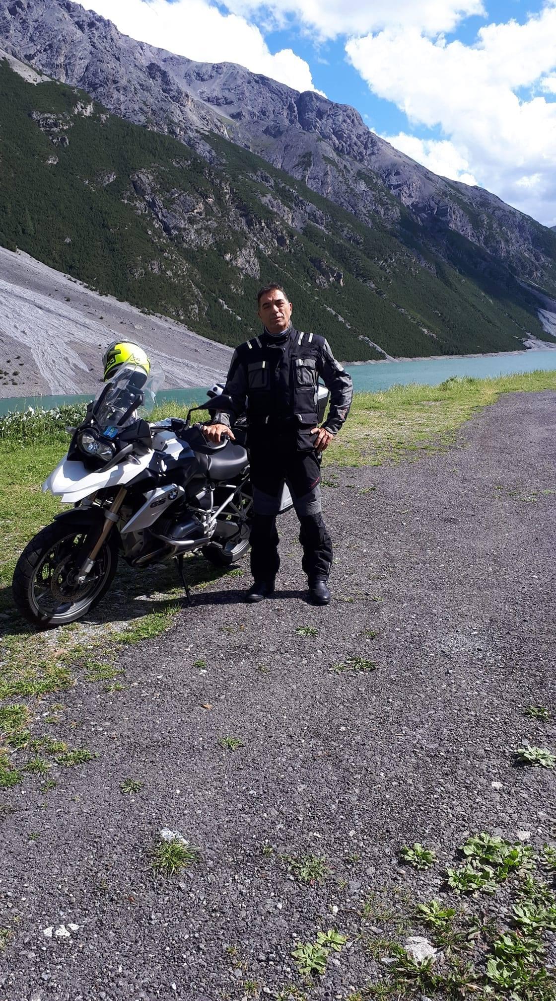 Noto venditore di auto muore in un incidente stradale: ferita anche la moglie