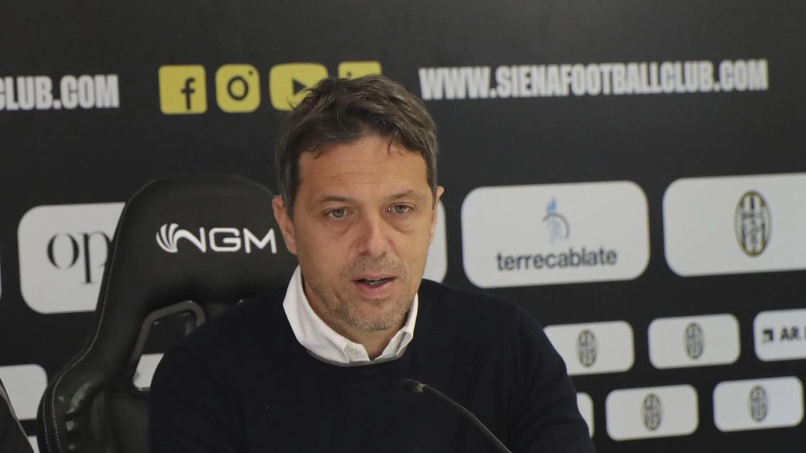 Il Siena cambia allenatore: Voria subentra a Magrini per tentare l'assalto ai play off. Decisione presa dopo la sconfitta con il Trestina.