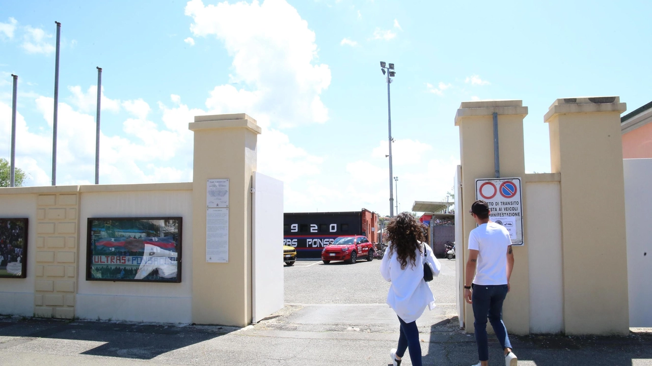 L’ingresso dello stadio comunale di Ponsacco dove domenica è stata sospesa la partita di Prima categoria per lancio di oggetti (foto d’archivio)