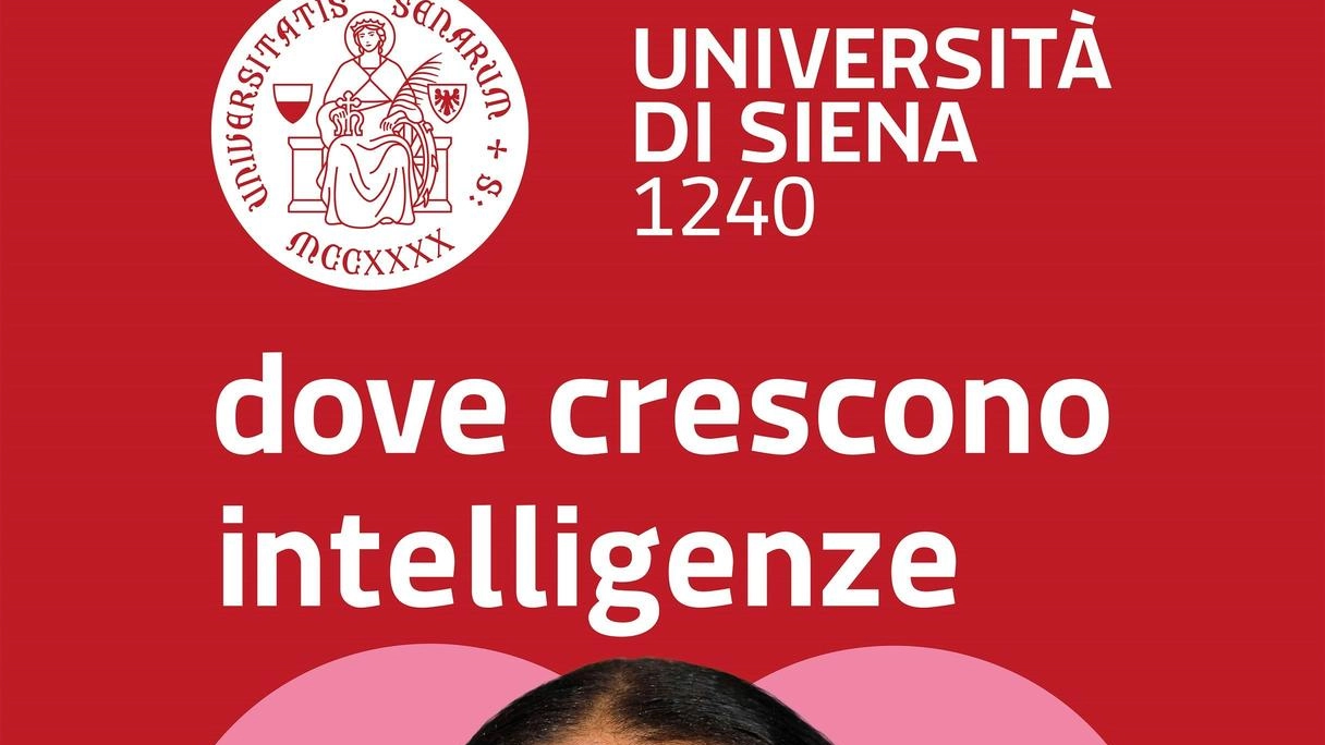 A destra l’ultimo graduation day dell’Università nella conchiglia di piazza del Campo. A sinistra la campagna di comunicazione presentata quest’anno al via delle immatricolazioni