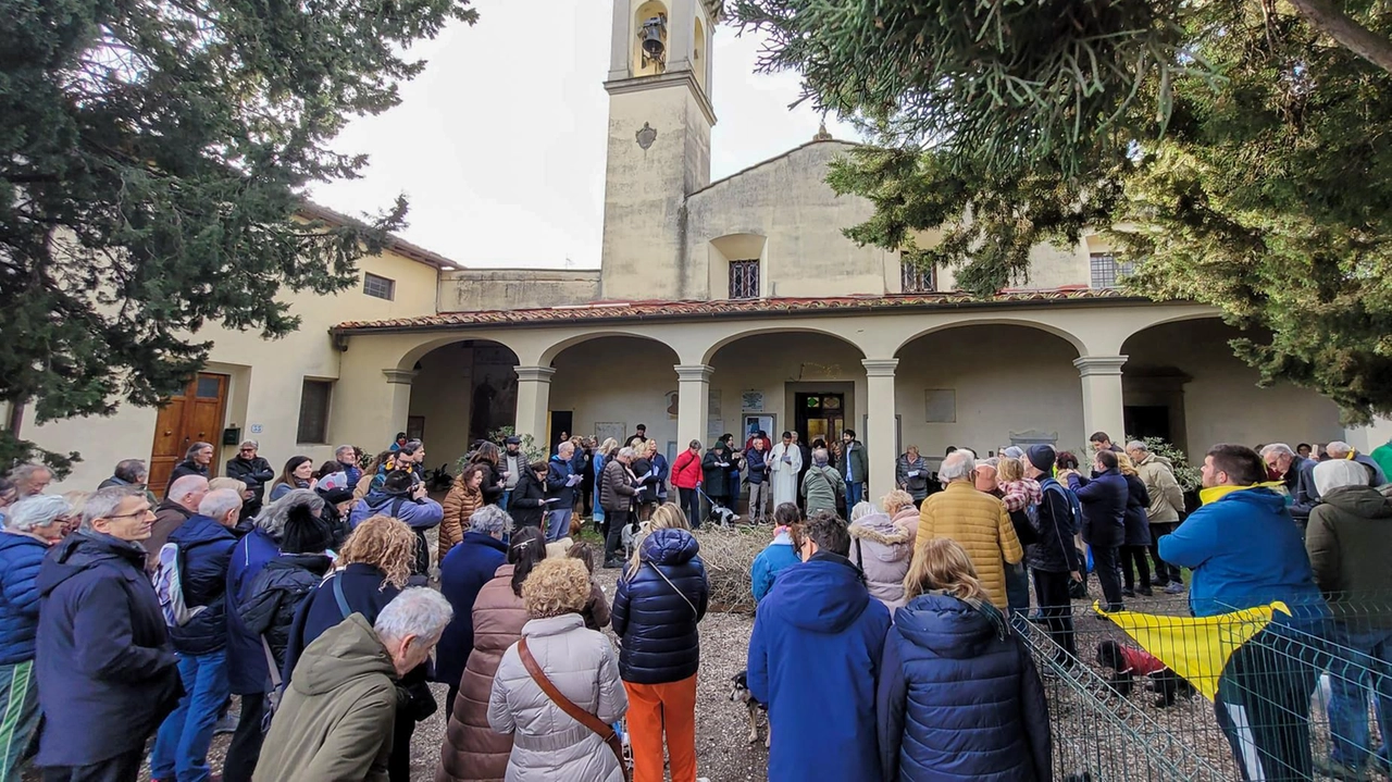 La benedizione degli animali davanti alla chiesa di Querceto