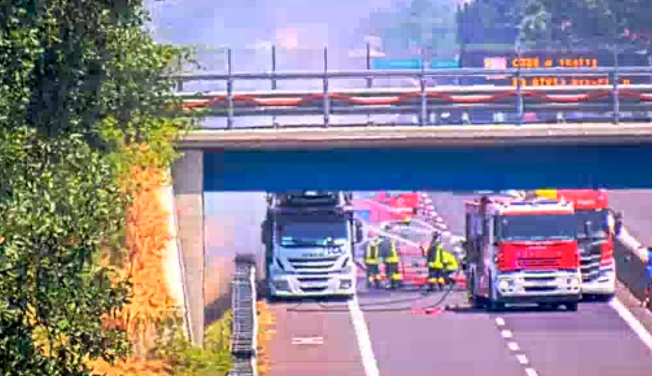 Altopascio, Tir in fiamme sulla Firenze Mare Altopascio, Tir in fiamme sulla Firenze Mare
