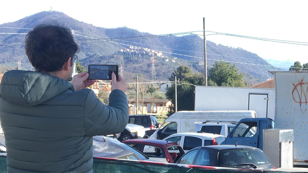 Il deposito. di automobili e furgoni fuori usio sequestrato in un terreno sulla Aurelia nel territorio di Castelnuovo Magra(. foto Pasquali)