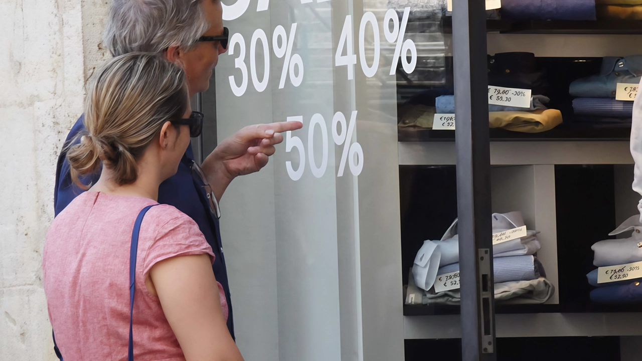 Iniziano oggi i saldi in tutta la Liguria. Le associazioni di categoria si sono mostrate speranzose, mentre tra i titoli delle attività locali serpeggia scarsa convinzione sulla buona riuscita delle vendite a prezzi ribassati (. foto di repertorio Iniziano oggi i saldi in tutta la Liguria. Le associazioni di categoria si sono mostrate speranzose, mentre tra i titoli delle attività locali serpeggia scarsa convinzione sulla buona riuscita delle vendite a prezzi ribassati (. foto di repertorio