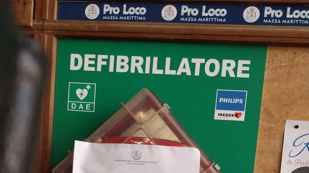 Il defibrillatore in piazza Garibaldi e il cartello che spiegava il motivo per il quale non era funzionante Il defibrillatore in piazza Garibaldi e il cartello che spiegava il motivo per il quale non era funzionante