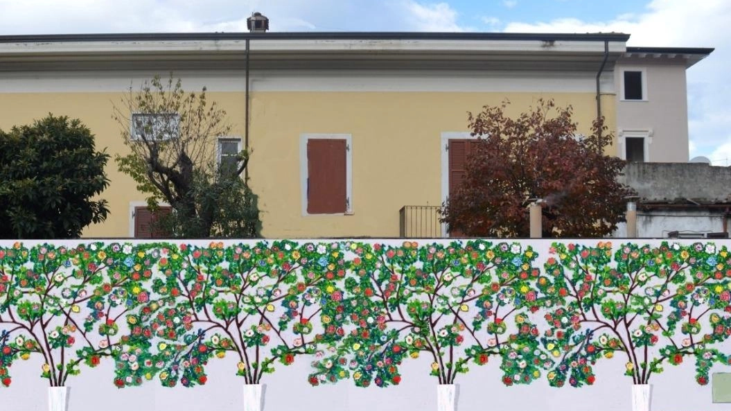 Prosegue la catalogazione delle rose in mosaico per il progetto Roses for Carrara 2021-2024, che trasformerà il muro esterno di Cassa Edile Massa-Carrara in un roseto sostenibile e artistico. Prosegue la catalogazione delle rose in mosaico per il progetto Roses for Carrara 2021-2024, che trasformerà il muro esterno di Cassa Edile Massa-Carrara in un roseto sostenibile e artistico.