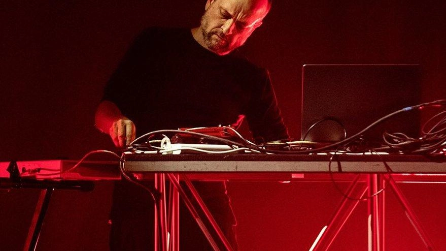 Il dj e producer Matthew. Herbert che domani sera sarà sul palco del Teatro di Fiesole con il pianista Giovanni Guidi Il dj e producer Matthew. Herbert che domani sera sarà sul palco del Teatro di Fiesole con il pianista Giovanni Guidi