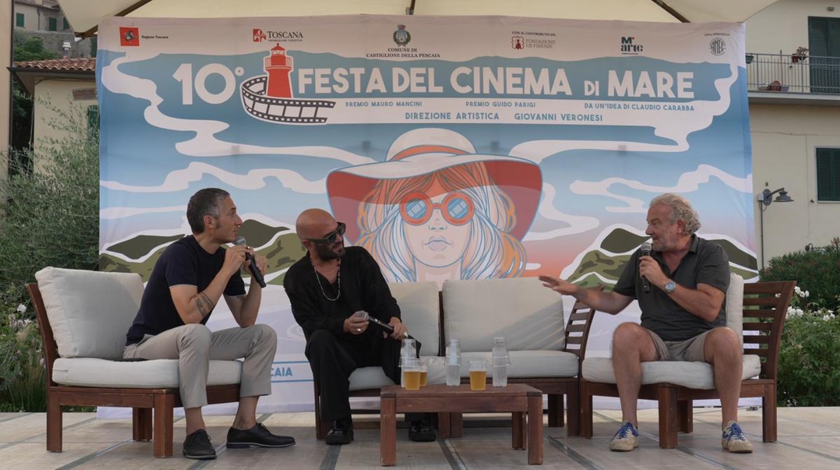 Sangiorgi chiude la Festa del Cinema di Mare con l’amico Veronesi. Lacrime e risate, l’omaggio a Francesco Nuti