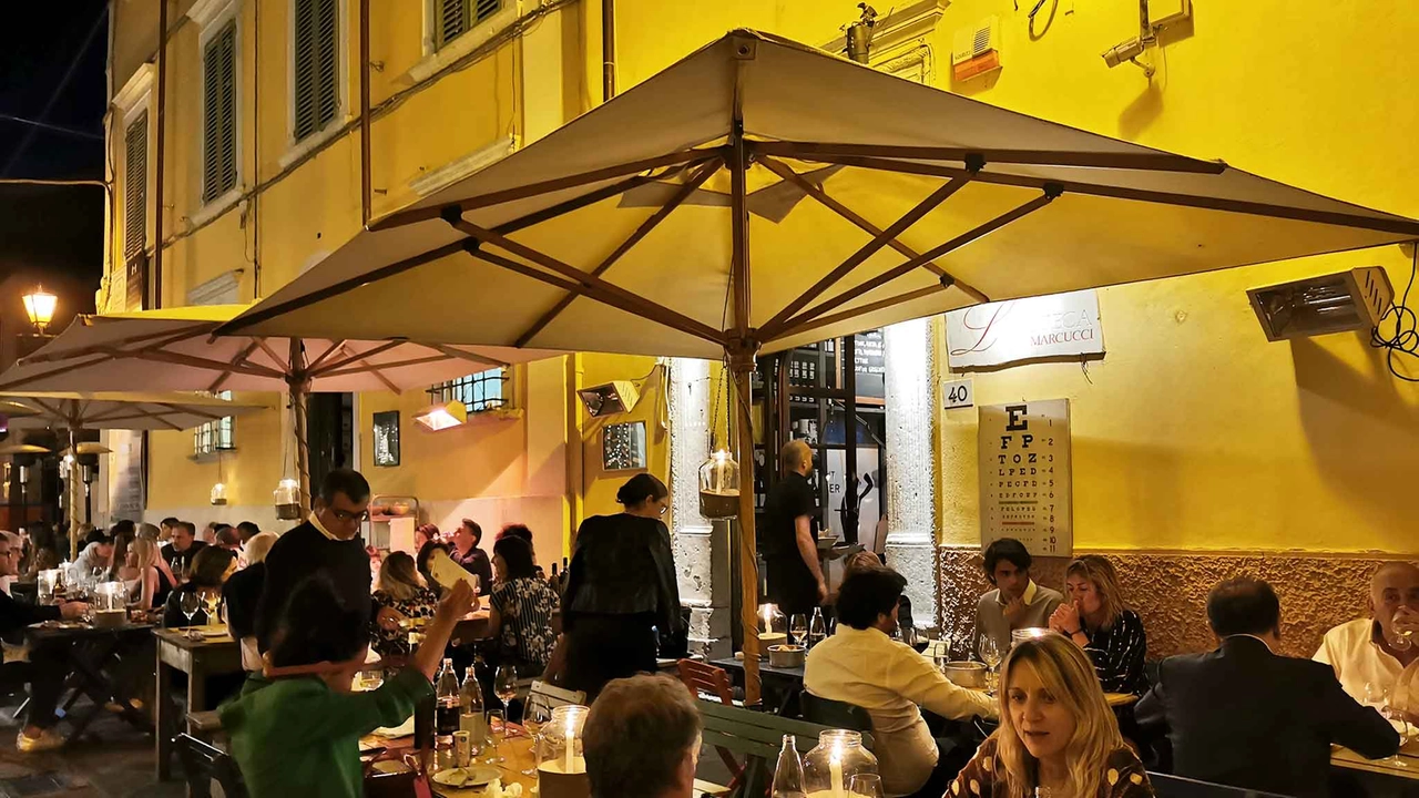 I tavoli all'esterno dell'enoteca "Marcucci" in via Garibaldi I tavoli all'esterno dell'enoteca "Marcucci" in via Garibaldi