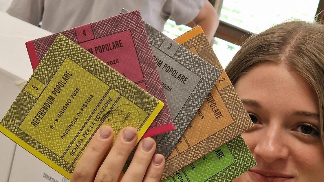 Cinque i quesiti per altrettante norme da abrogare o mantenere. I temi sono i diritti dei lavoratori e la cittadinanza italiana agli stranieri. Obiettivo dei promotori, raggiungere il quorum del 50%+1 dei votanti . Cinque i quesiti per altrettante norme da abrogare o mantenere. I temi sono i diritti dei lavoratori e la cittadinanza italiana agli stranieri. Obiettivo dei promotori, raggiungere il quorum del 50%+1 dei votanti .