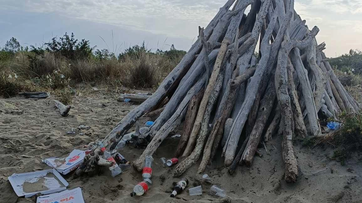 Uno dei caratteristici capanni di un tratto di spiaggia di Principina dove sono stati abbandonati rifiuti di ogni tipo Uno dei caratteristici capanni di un tratto di spiaggia di Principina dove sono stati abbandonati rifiuti di ogni tipo