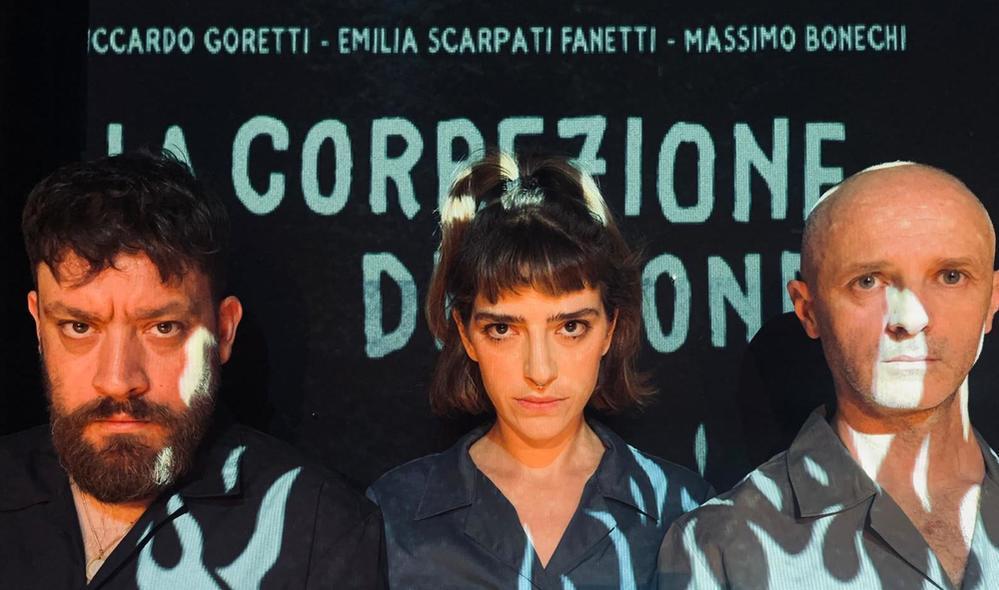 https://www.lanazione.it/image-service/view/acePublic/alias/contentid/YTliY2UwMzItZjE2NC00/0/ecco-la-correzione-del-mondo-la-morte-della-felicita-con-i-social-va-in-scena-allo-spazio-allicontro.jpeg