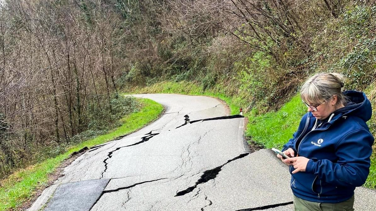 A Marzano gli abitanti sono sempre più preoccupati. La loro è la strada più disastrata nel comune di Borgo... A Marzano gli abitanti sono sempre più preoccupati. La loro è la strada più disastrata nel comune di Borgo...