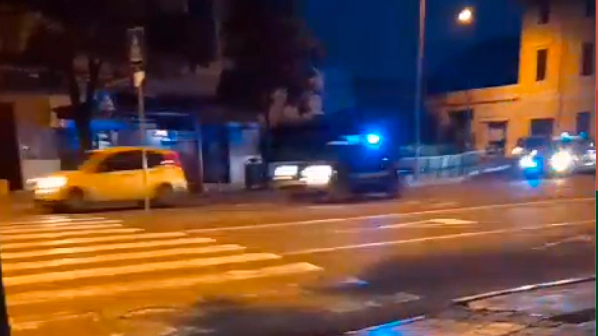Le auto dei carabinieri in fila lungo il viale ad Avenza alle prime luci dell’alba Le auto dei carabinieri in fila lungo il viale ad Avenza alle prime luci dell’alba
