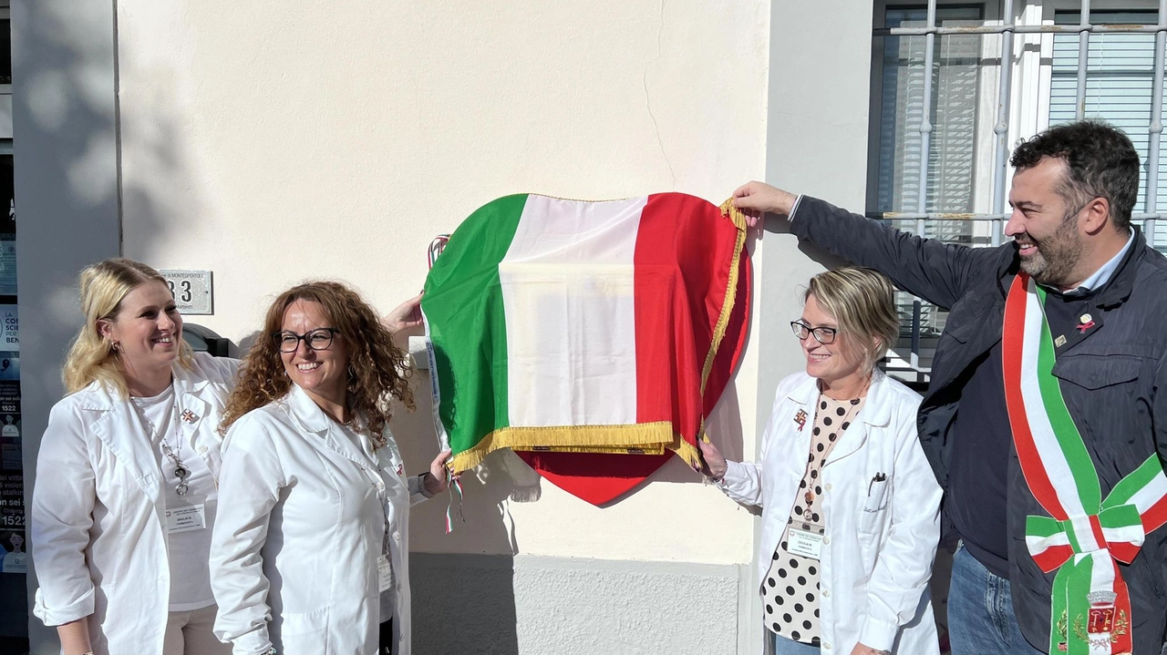 L’inaugurazione del defibrillatore donato dalla Farmacia Nova L’inaugurazione del defibrillatore donato dalla Farmacia Nova