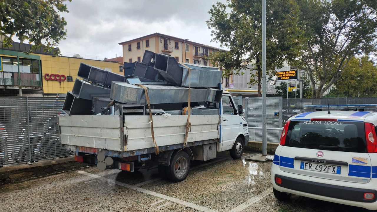 Il camion dei rifiuti fermato dalla polizia locale Il camion dei rifiuti fermato dalla polizia locale