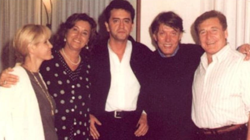 Qui sopra, il patron del Lunezia,. Stefano De Martino; a sinistra, in una immagine storica, Dori Ghezzi, Paola Gassman, Stefano De Martino, Fabrizio De André e Ugo Pagliai insieme nel 1997 Qui sopra, il patron del Lunezia,. Stefano De Martino; a sinistra, in una immagine storica, Dori Ghezzi, Paola Gassman, Stefano De Martino, Fabrizio De André e Ugo Pagliai insieme nel 1997