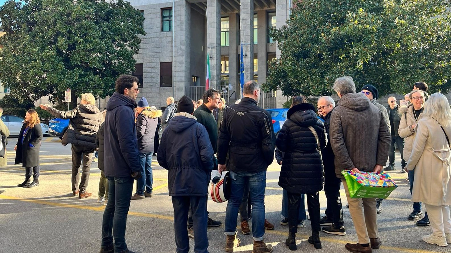 I residenti del centro di Pisa criticano la proposta del Comune di tariffe agevolate per gli studenti, sostenendo che dovrebbero essere favoriti i residenti anziché aumentare il traffico e l'occupazione dei parcheggi.