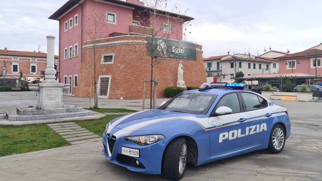 Liti e via vai continui, ma avrebbe dovuto scontare la pena. Rapinatrice arrestata a Forte dei Marmi Liti e via vai continui, ma avrebbe dovuto scontare la pena. Rapinatrice arrestata a Forte dei Marmi