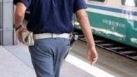 È accaduto lunedì sul regionale (strapieno) delle 20.10 da Viareggio a Firenze. Carabinieri e polizia hanno bloccato due stranieri, denunciati per lesioni . Alcune ragazzine sono state colte da malore per il caldo e per lo spavento. È accaduto lunedì sul regionale (strapieno) delle 20.10 da Viareggio a Firenze. Carabinieri e polizia hanno bloccato due stranieri, denunciati per lesioni . Alcune ragazzine sono state colte da malore per il caldo e per lo spavento.