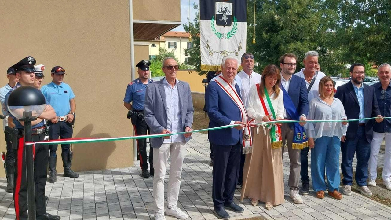 Il momento del taglio del nastro in piazza Salvo D’Acquisto Il momento del taglio del nastro in piazza Salvo D’Acquisto