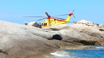Un intervento straordinario: l’elisoccorso atterra sugli scogli per salvare la vita a un uomo