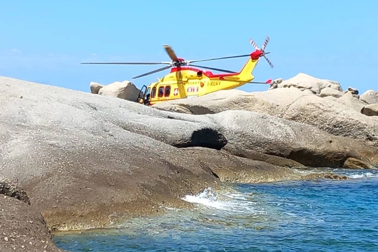 L’elisoccorso Pegaso tra gli scogli delle Cote Piane di Sant’Andrea all’isola d’Elba
