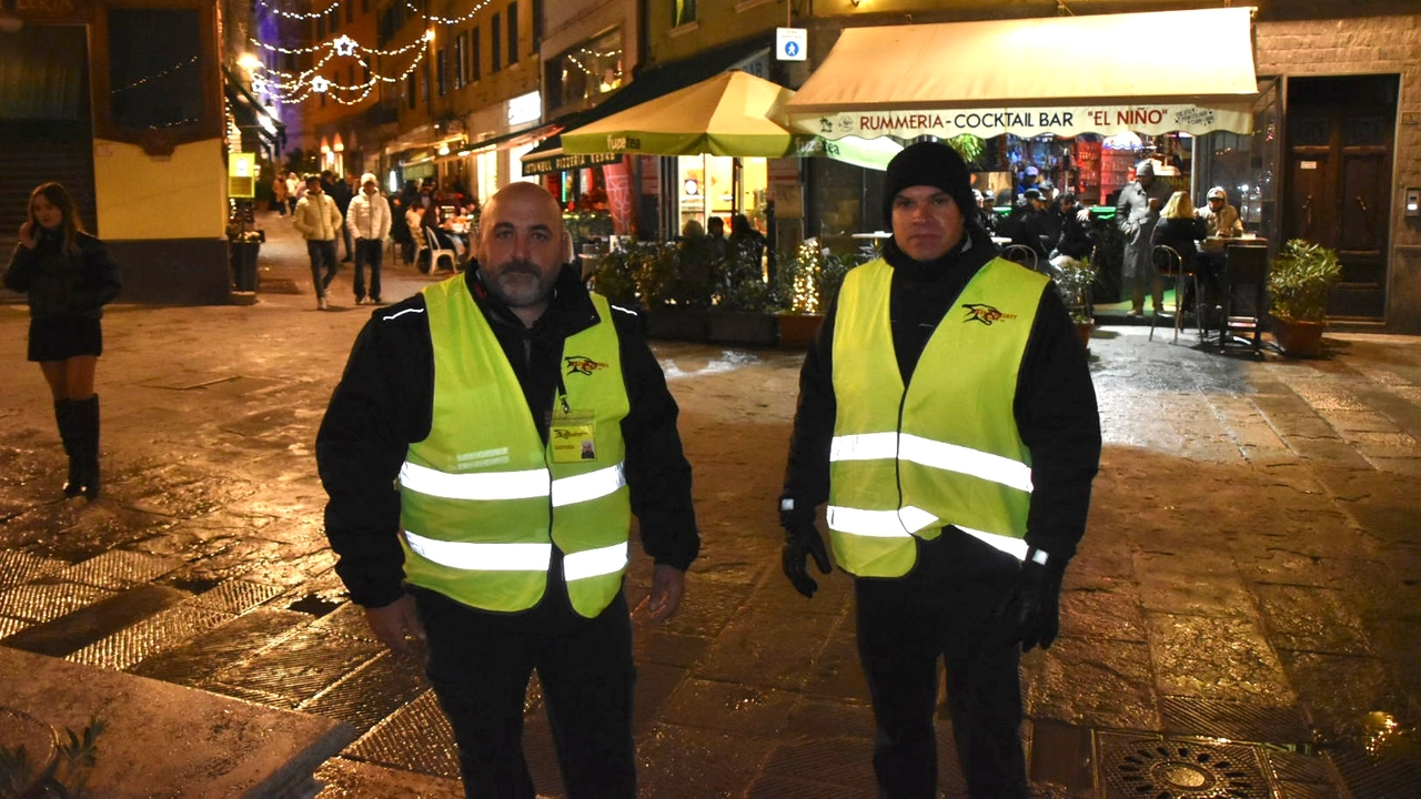 Due dei quattro steward impegnati sabato sera nel centro storico di Grosseto Due dei quattro steward impegnati sabato sera nel centro storico di Grosseto