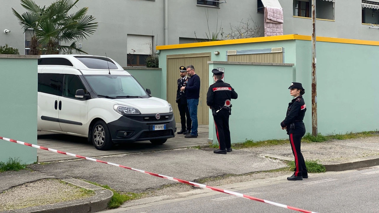I carabinieri davanti all'abitazione dove è avvenuto l'omicidio (Foto Luca Amodio) I carabinieri davanti all'abitazione dove è avvenuto l'omicidio (Foto Luca Amodio)