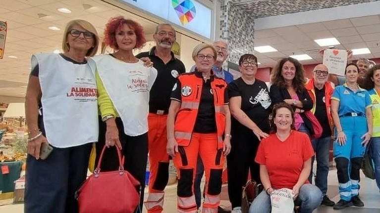 Mano tesa del volontariato a tante famiglie in difficoltà grazie alla bella sinergia innescata (nella foto una recente raccolta alimentare al supermercato di Salceto)