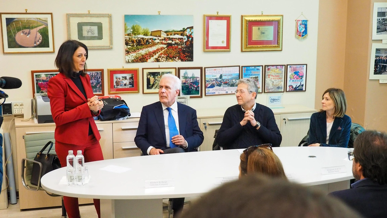 La sindaca di Barga Caterina Campani con il governatore della Toscana Eugenio Giani durante la conferenza stampa di ieri pomeriggio La sindaca di Barga Caterina Campani con il governatore della Toscana Eugenio Giani durante la conferenza stampa di ieri pomeriggio