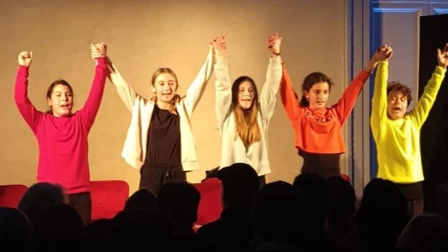 Un gruppo del corso Teen che parteciperà allo spettacolo finale «Sogno», passando dall’incanto di ’Alice’ alla favola del ’Piccolo principe’ fino alle suggestioni. di ’Nine’ Un gruppo del corso Teen che parteciperà allo spettacolo finale «Sogno», passando dall’incanto di ’Alice’ alla favola del ’Piccolo principe’ fino alle suggestioni. di ’Nine’