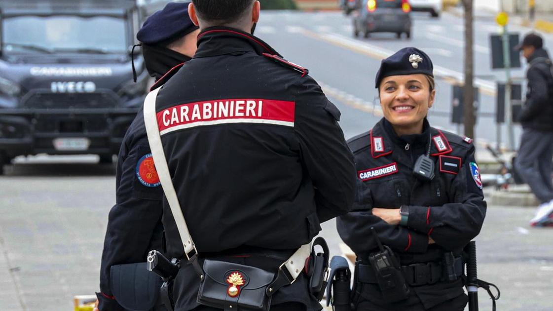 tentato furto nel cortile di palazzo vecchio carabinieri arrestano cinque borseggiatrici