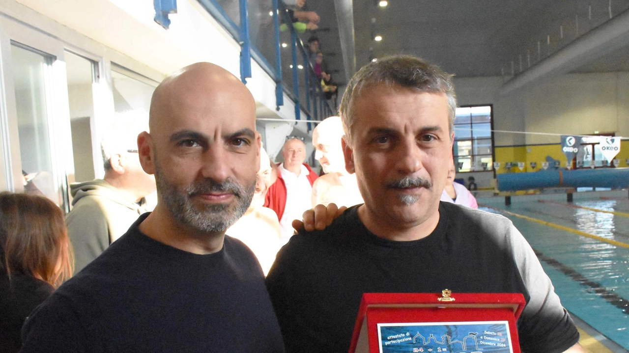 Il sindaco Luca Secondi e l’assessore allo Sport Riccardo Carletti non hanno fatto mancare il loro sostegno all’evento e si sono tuffati per percorrere i primi chilometri Il sindaco Luca Secondi e l’assessore allo Sport Riccardo Carletti non hanno fatto mancare il loro sostegno all’evento e si sono tuffati per percorrere i primi chilometri