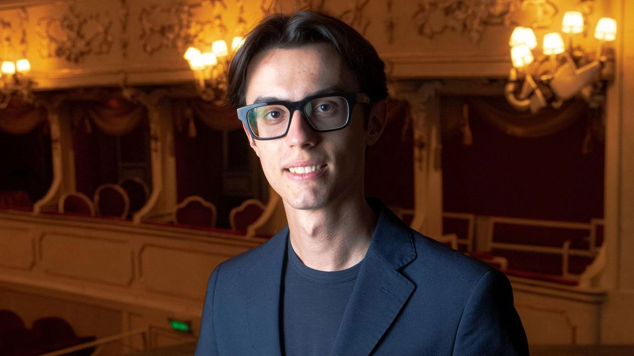 Il giovane direttore Riccardo Bisatti (24 anni) Il giovane direttore Riccardo Bisatti (24 anni)