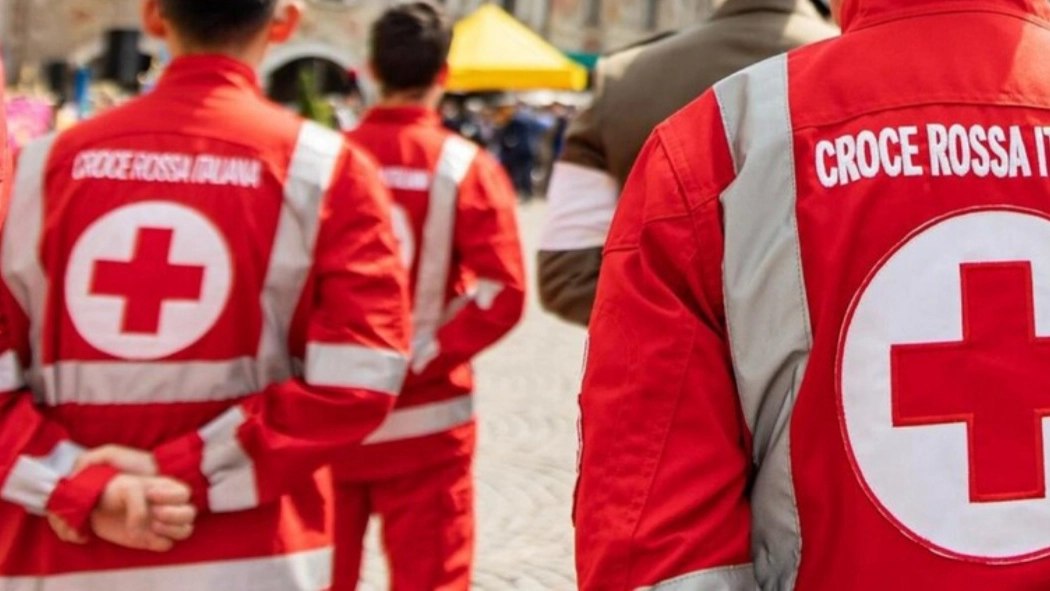 Volontari della Croce Rossa (foto Ansa) Volontari della Croce Rossa (foto Ansa)