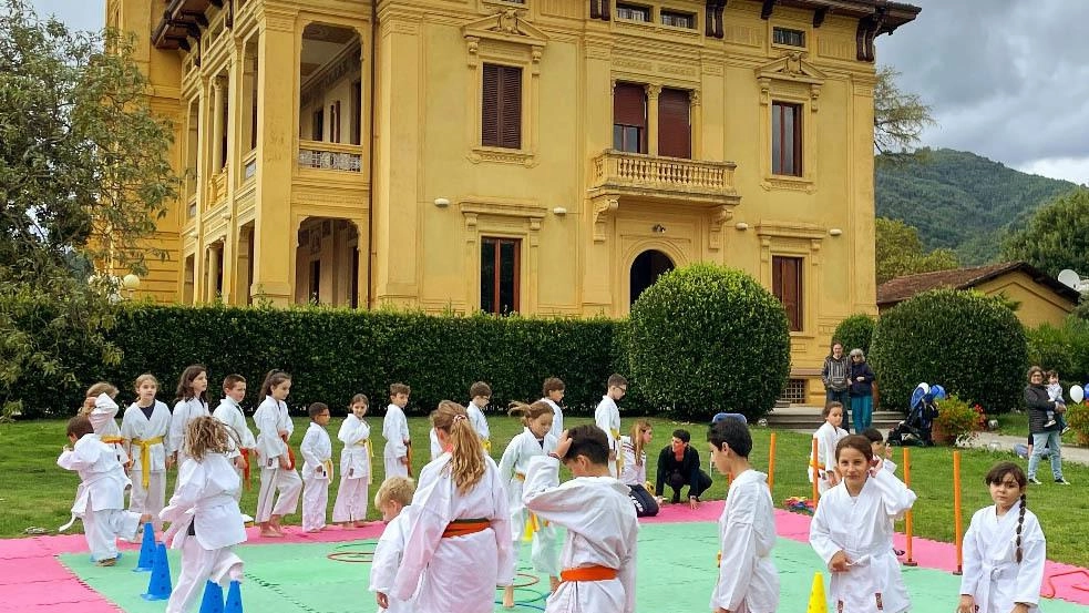A Barga, nell'incantevole Villa Moorings, si è tenuto il 1° Open Day Goshin-do Karate, evento benefico patrocinato dal Comune a sostegno dell'Associazione "Arca della Valle". Gli atleti hanno mostrato le loro abilità marziali per una nobile causa. A Barga, nell'incantevole Villa Moorings, si è tenuto il 1° Open Day Goshin-do Karate, evento benefico patrocinato dal Comune a sostegno dell'Associazione "Arca della Valle". Gli atleti hanno mostrato le loro abilità marziali per una nobile causa.