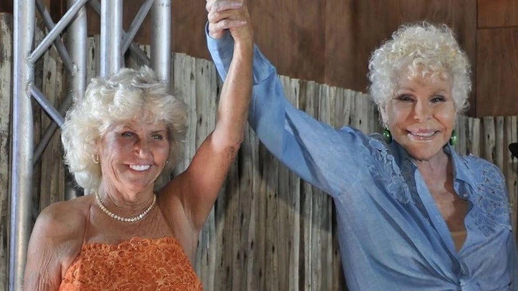 Gianna Manni, titolare del resort, con l’amica Ornella Vanoni