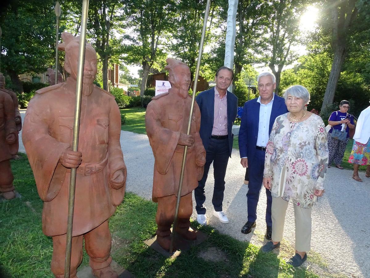 Pucciniano, galleria a cielo aperto. Nel parco due colossi blu di Mitoraj. Investiamo in arte e in cultura”