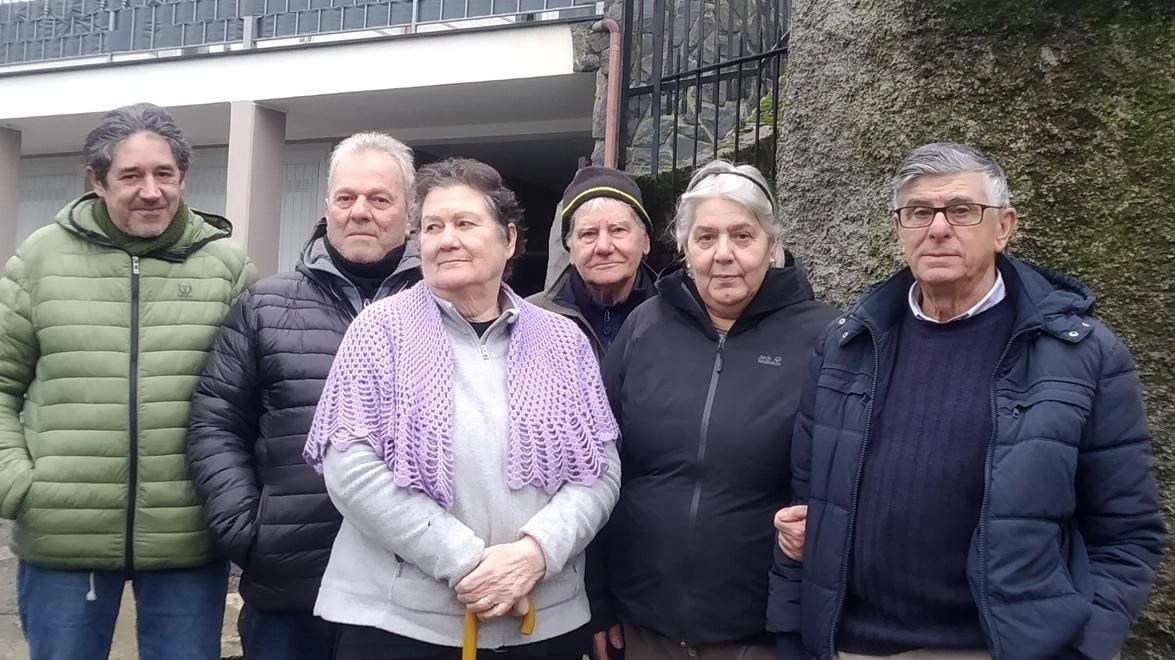 I residenti durante il sopralluogo I residenti durante il sopralluogo